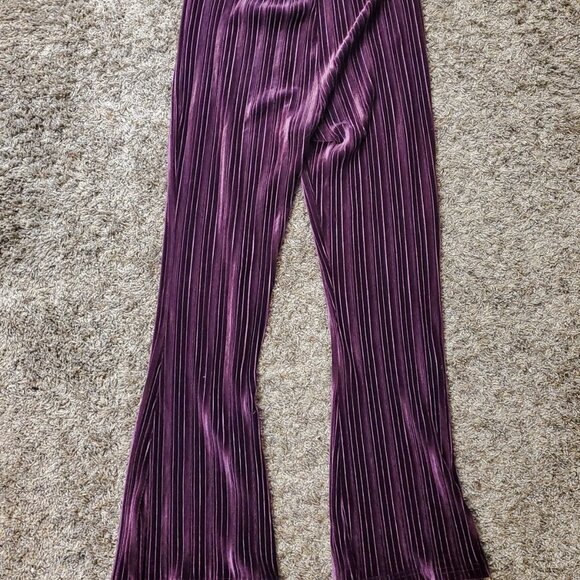 These Women's Wild Fable Purple Flared Pants in size M feature an elastic waist - Picture 4 of 7